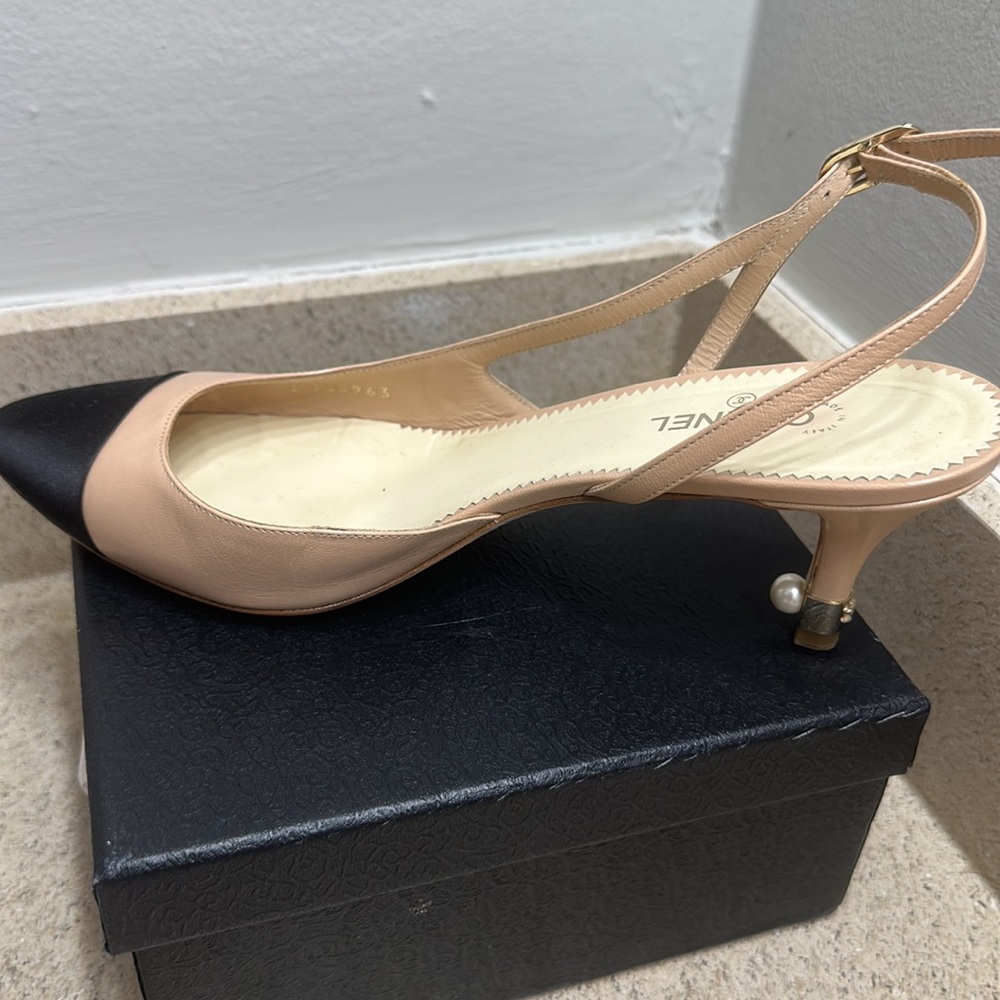 Chanel beige and black sandal - Picture 3 of 6